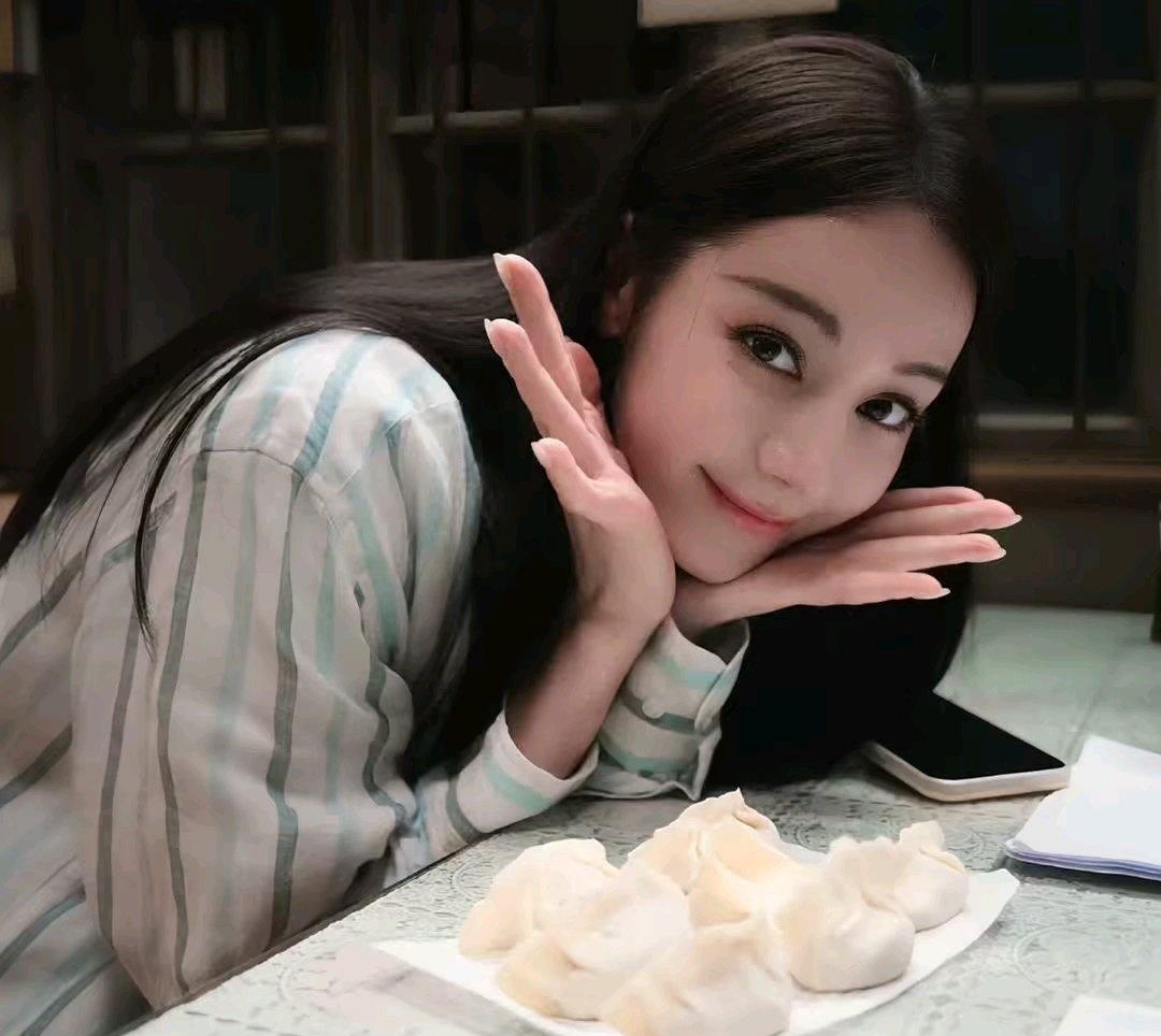 迪丽热巴超话迪丽热巴VOGUE推后一天 dlrb迪丽热巴VOGUE待遇dlrb感