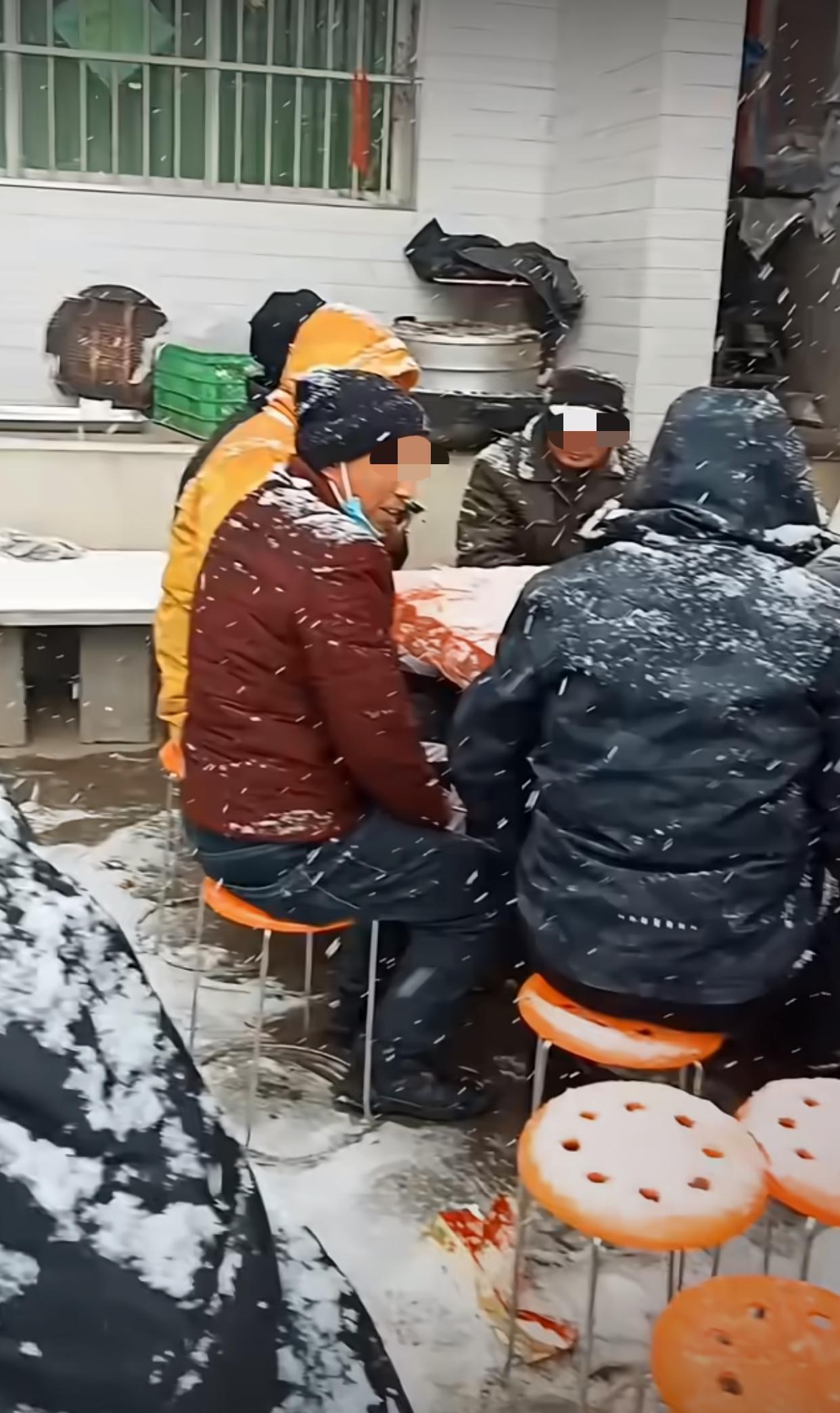 咱就是说，这席是非吃不可也吗？

不能搭个棚吗？人冷，菜更冷，吃个席感冒了就不划