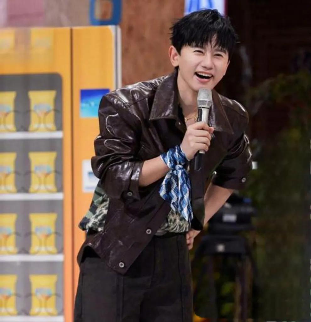哇塞！张杰演唱会cue到跳跳俏俏和小咘芽啦，他瞬间变身“超级奶爸”，满脸宠溺笑。