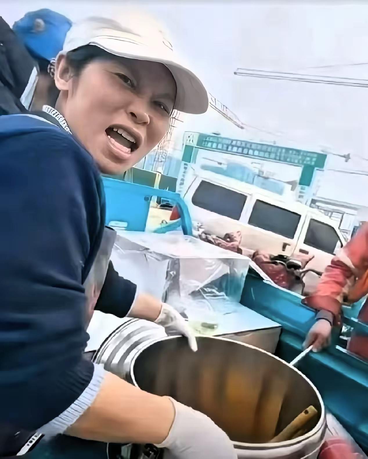 山东济南这位"倒饭姐"这下算彻底出名了。