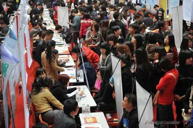 根据人社部的数据显示，当前形势十分严峻：
到2024年，高校毕业生将达到1100