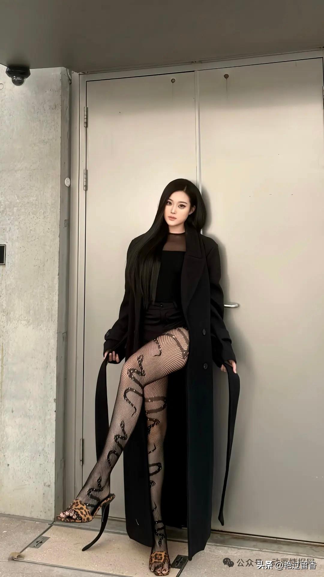 都市酷girl穿搭指南，黑色大衣+豹纹高跟鞋，气场全开！