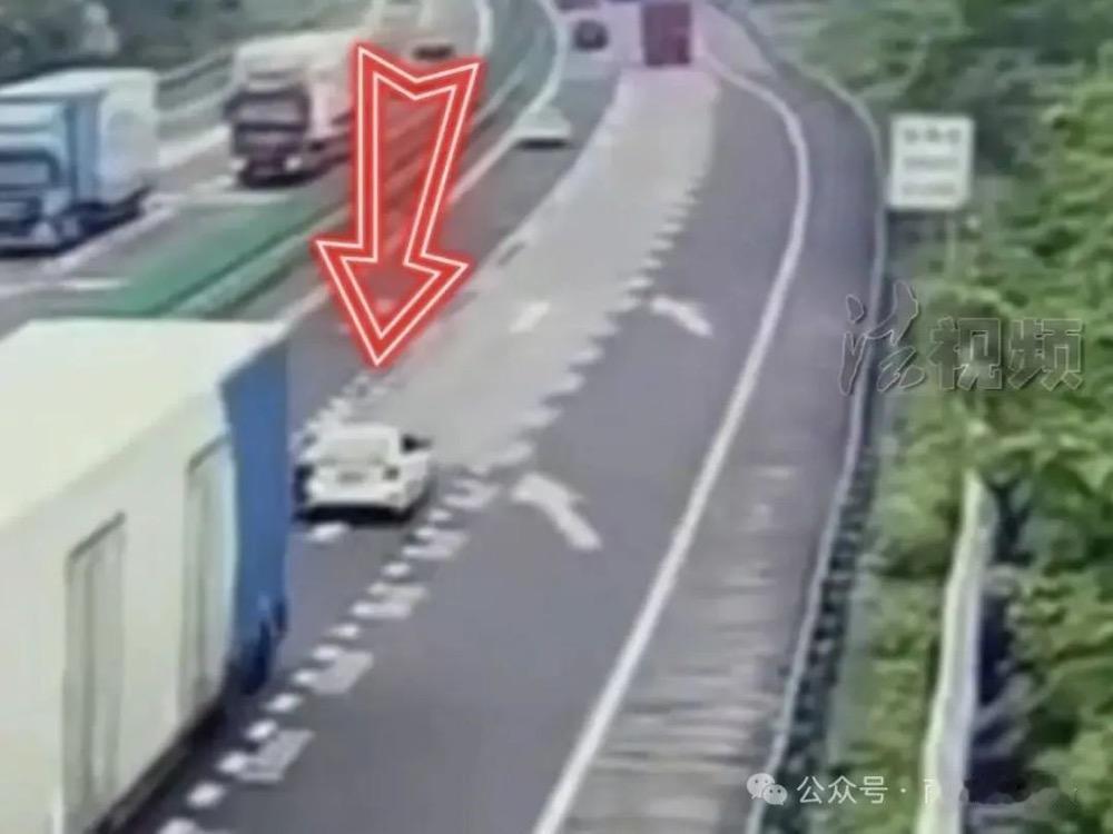 路怒司机报复性低速压道货车 被7日行拘

近日一卡友在湖南高速行车时，被一辆白色