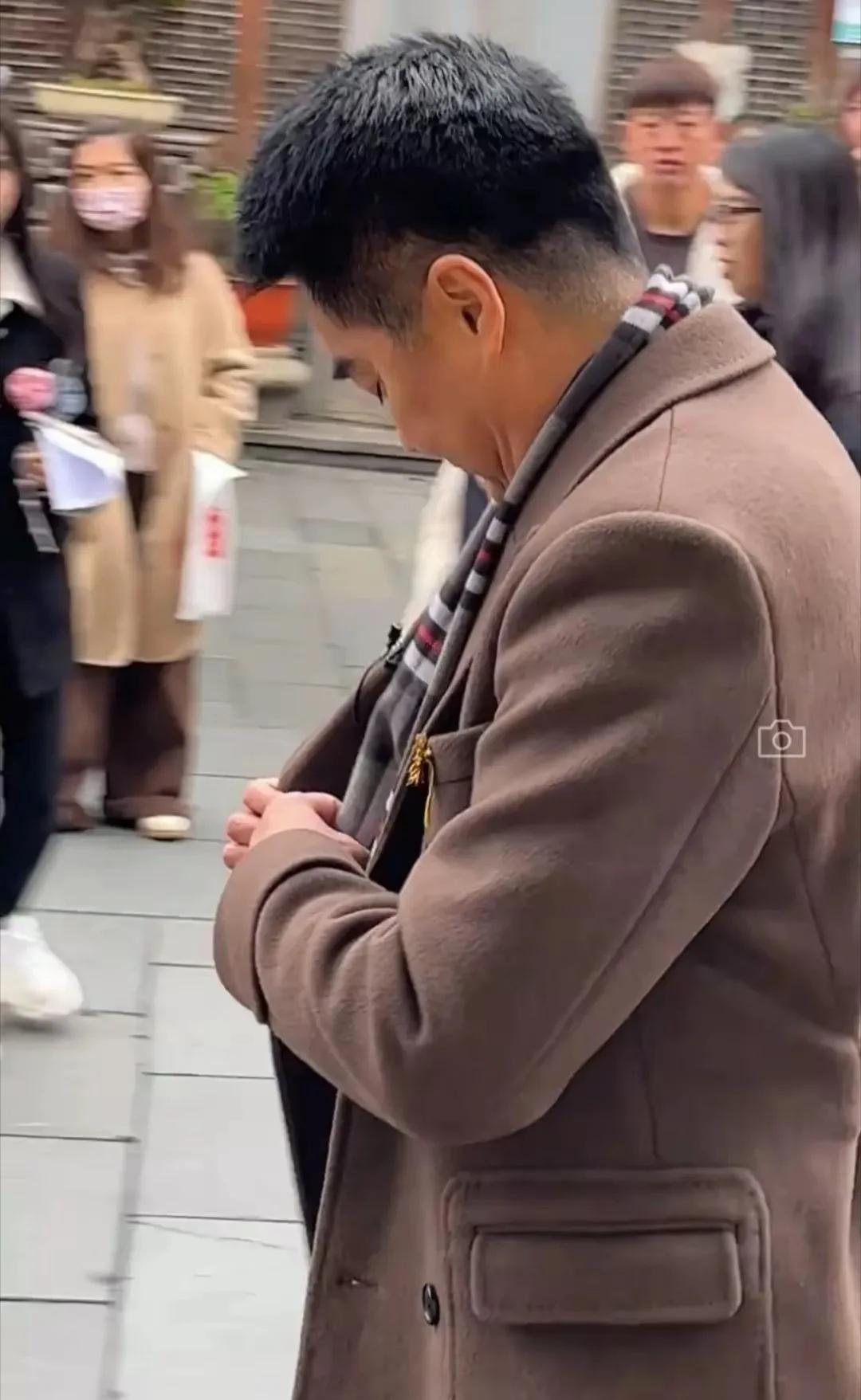 接过四次婚的许亚军虽然已61岁，但仍风度翩翩，四婚妻子更是他的迷妹，哪里像一个老