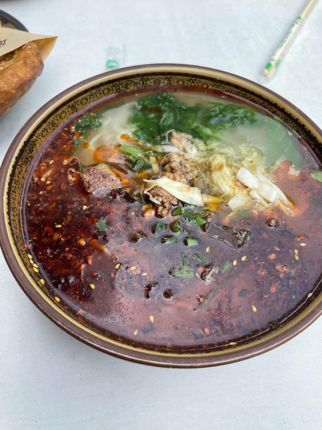 秋日生活打卡季大清早的来一碗米线，也很不错，再配个麻辣肉饼，感觉生活很美好啊！