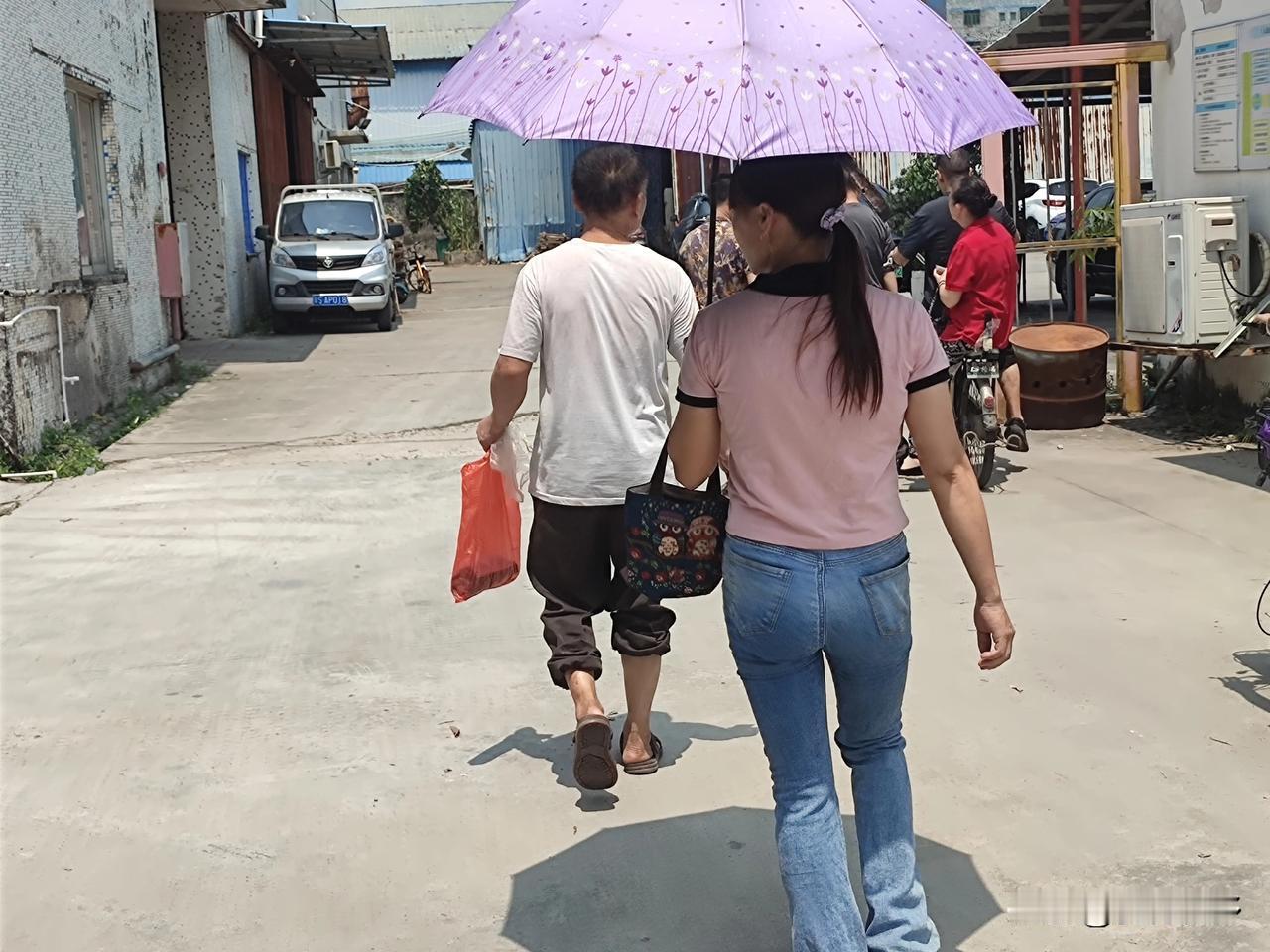 错误的时间
错误的地点
错误的年纪
爱上错误的人
这是爱情吗
这是单相思
这是孽