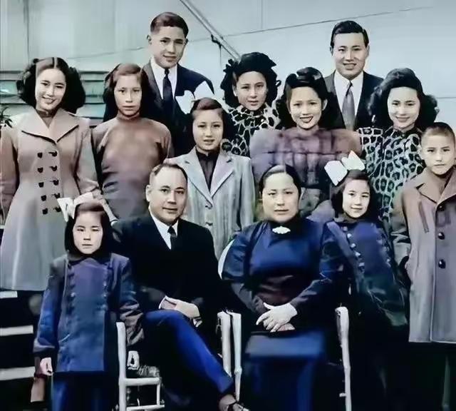 1947年上海滩最后的贵族，大资本家郭标全家福，子女们衣着讲究，颜值比过明星。2