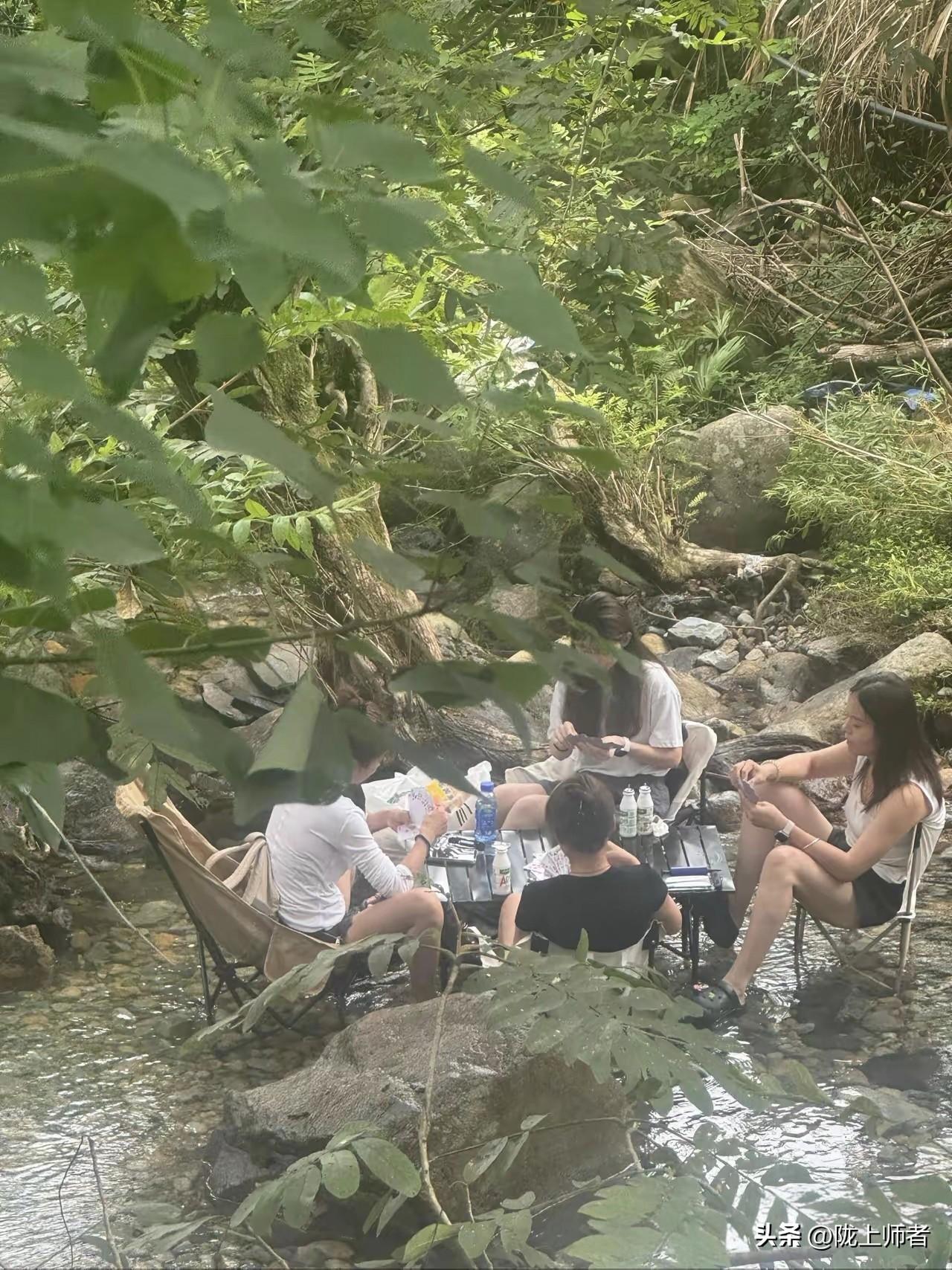 直接坐在小溪中拿生命在打牌，旅游部门应该制止这种夸张行为！