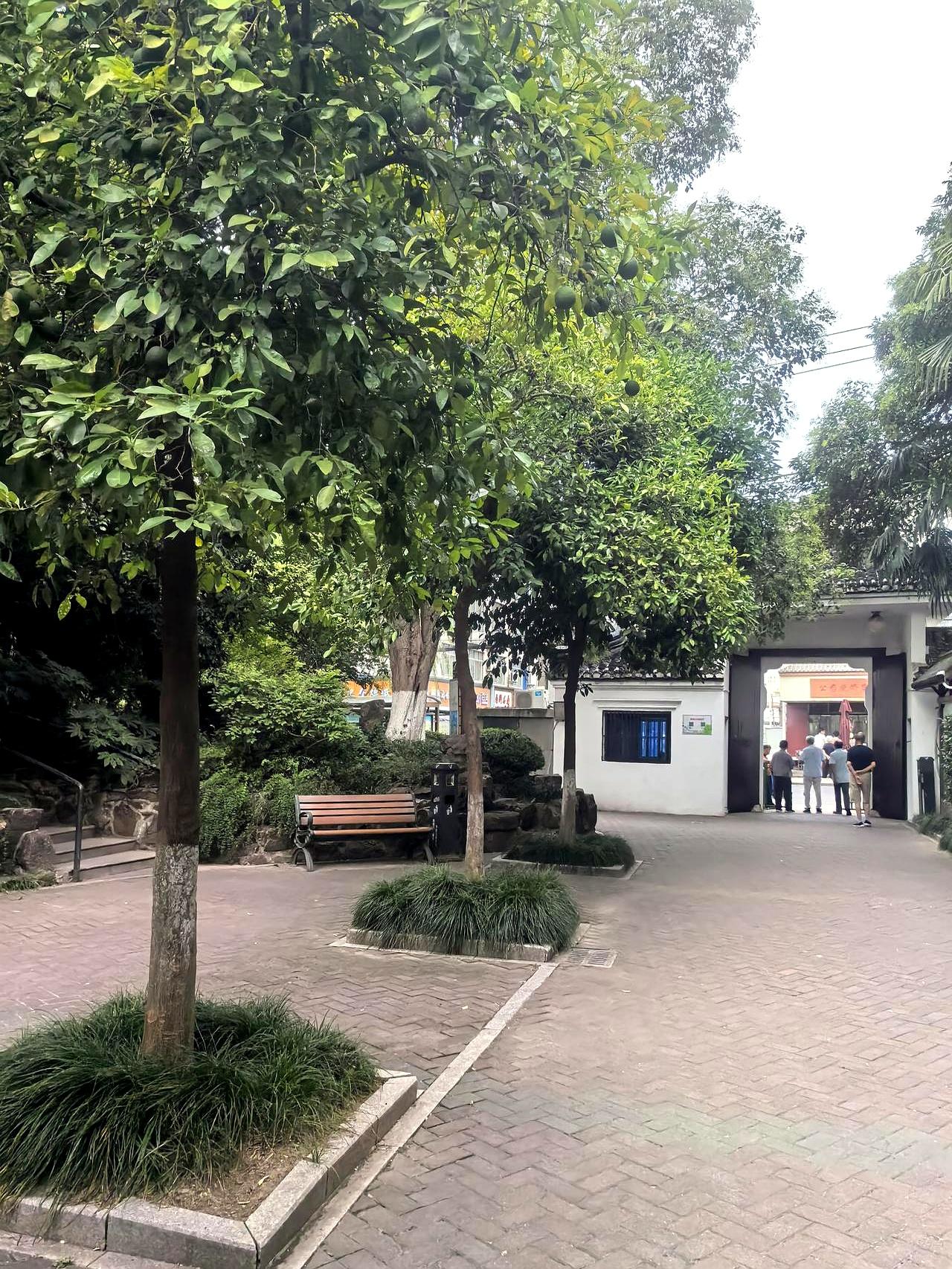 真以为手里捏着几百万存款，老了就能横着走？
给你透个底，下面这4种老人，哪怕兜里