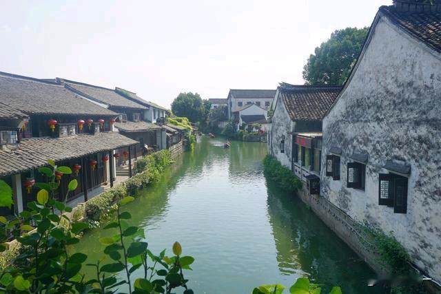 亲戚托我给他儿子介绍体制内的工作，开口就说：“不用正式编制，合同岗也行，稳定就行