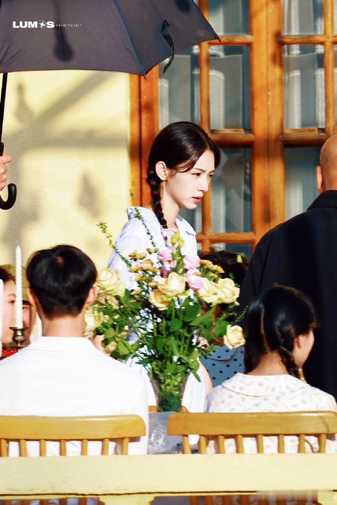 周也侧边麻花辫造型“还记得多年前和你手牵手我都害羞的不敢抬头” ​​​