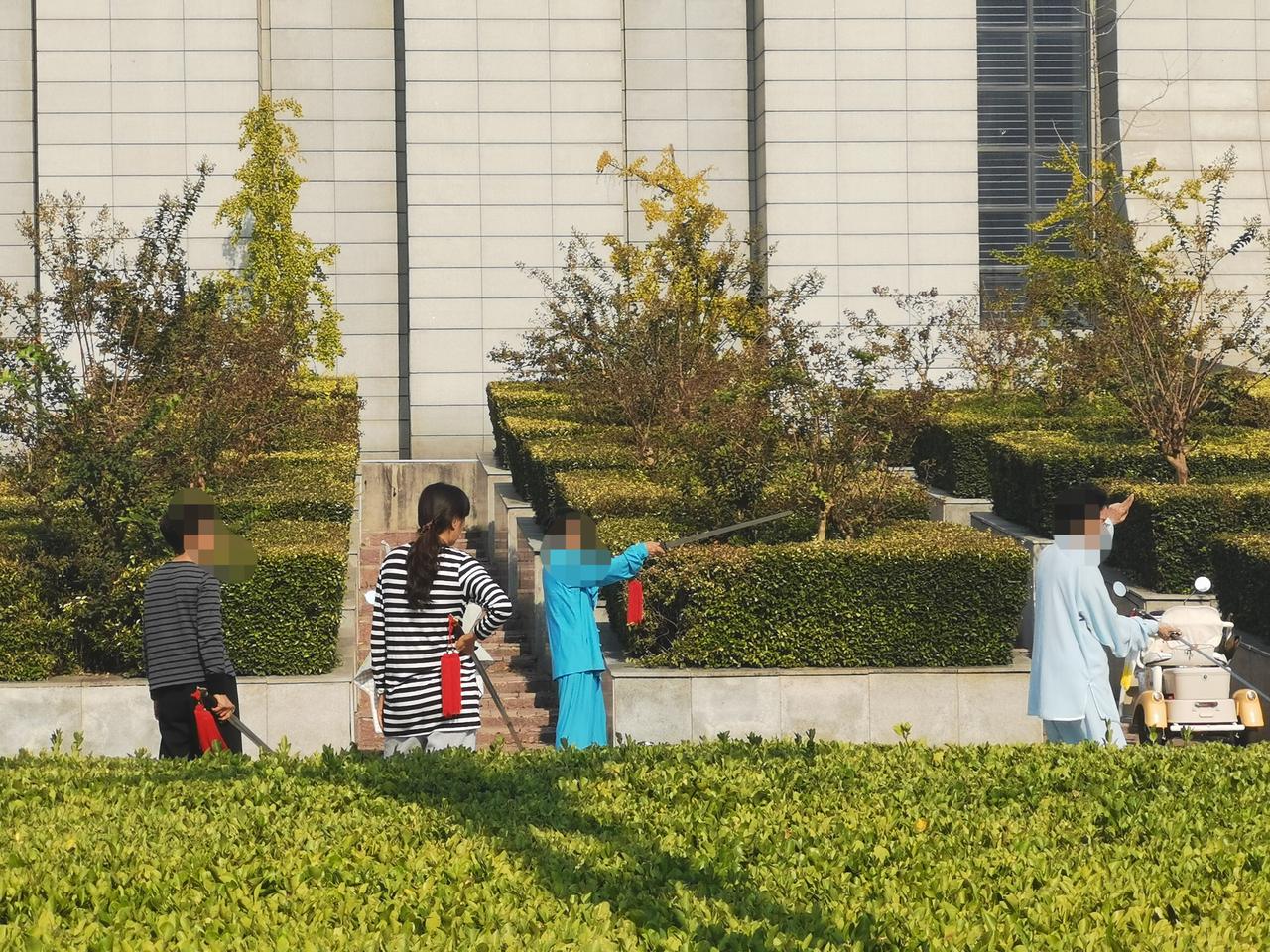 什么是“好者好，恶者恶，好玩鹌鹑不打兔”？
上午，看见三个不同的场景。
一是在大