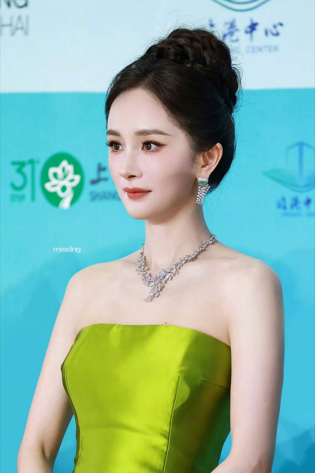 杨幂 绿瓷美人杨幂一身Prada定制翠绿缎面抹胸礼服亮相红毯温润釉色配上清冷气质