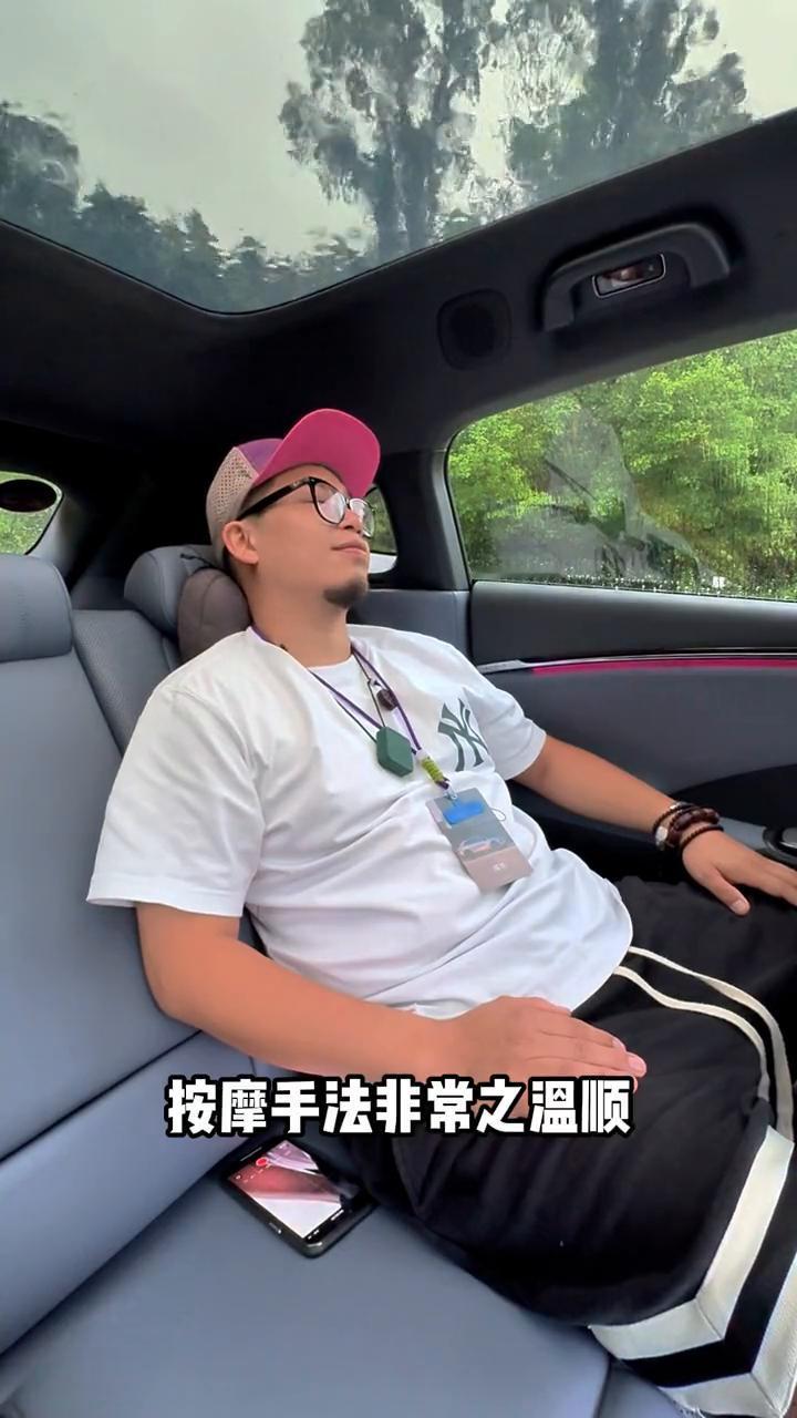 内饰方面取消仪表盘，首次搭配87英寸华为联合打造AR HUD，支持车道级导航投屏