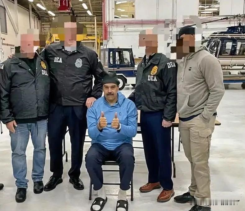 马杜罗心可真大啊！戴着手铐，被押往美国缉毒局，走在过道内还向美国的工作人员问候：