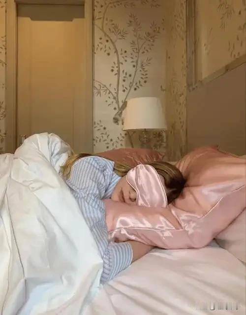 一位中医说：“气血不足，就去找喜欢的人睡一觉。跟很爱的人抱着睡一个昏天黑地，这叫