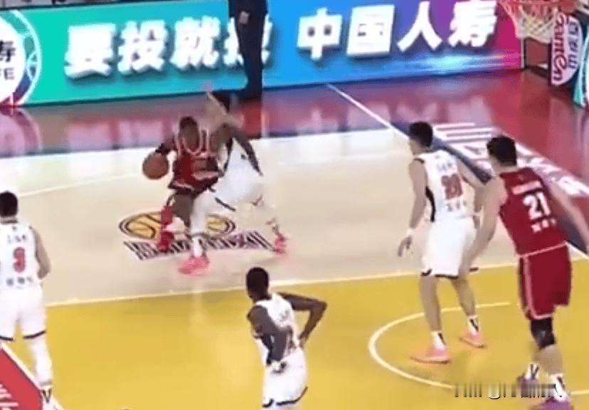 篮协复盘迪亚洛搂人动作，漏吹迪亚洛违体



篮协复盘广东和山西比赛，很多吹罚都