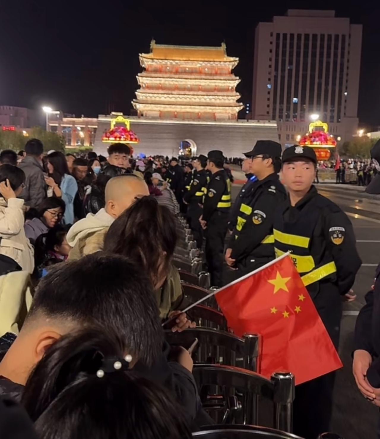 凌晨三点的太原五一广场，
很多市民在等着升国旗，
天气寒冷只有12度，寒风凛冽，