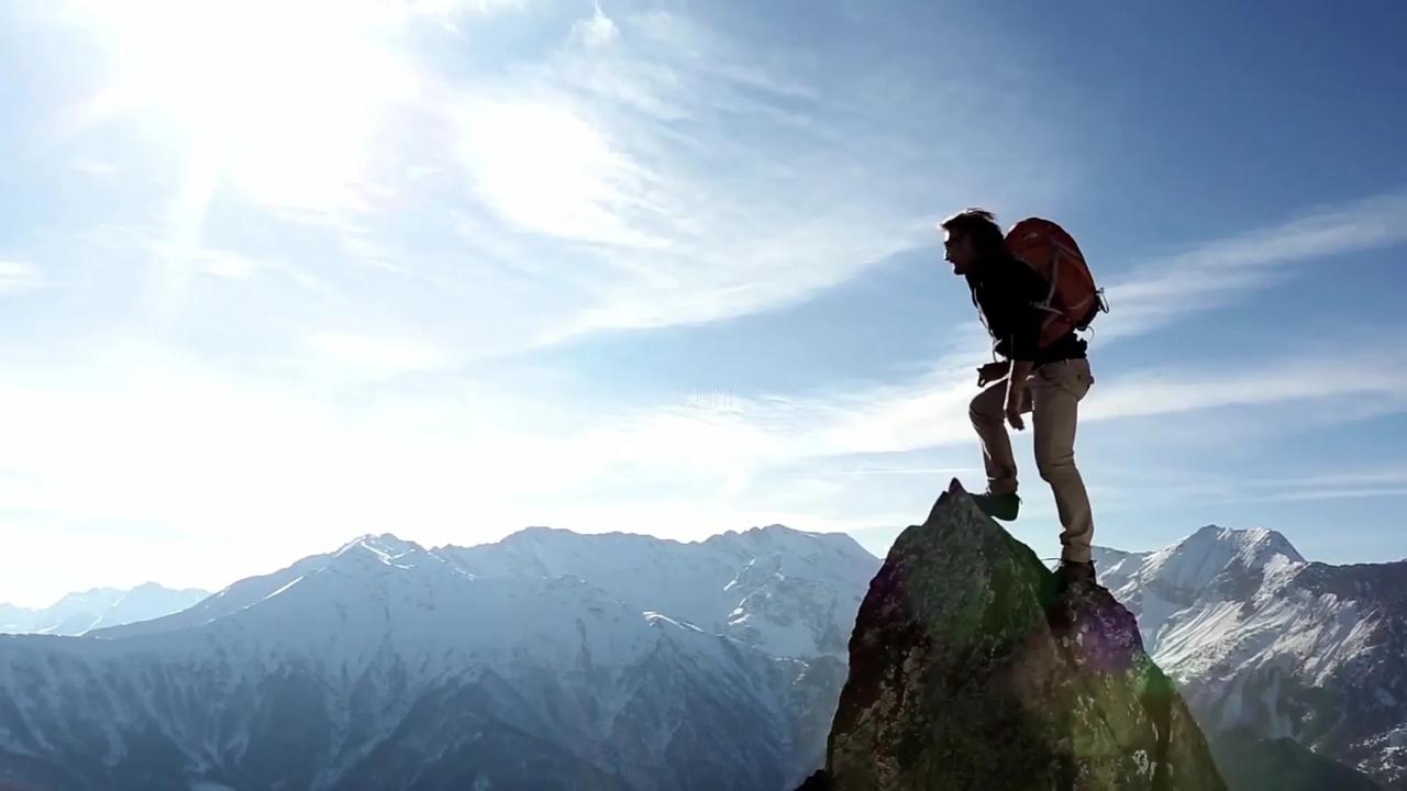 《我站在山顶看风景》
 我站在山顶看风景
风在耳边呼啸
云在眼前缭绕
 
脚下是