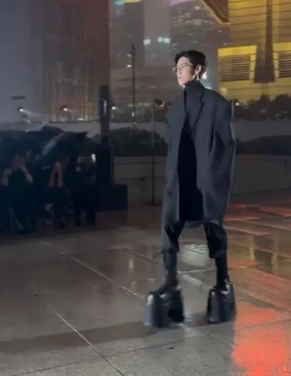 现在的时尚真的是看不懂了突然发现之前的松糕鞋顺眼多了，只想说时尚和我无缘啊可能现