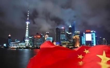 今天的中国这么强大，其实是很反常的，按理说，中国应该比更穷才符合西方划定的历史剧