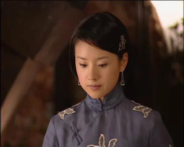 自从当教师后，冷清秋的衣服又恢复到原来朴素风格，这件灰蓝旗袍，给人感觉就是满满的