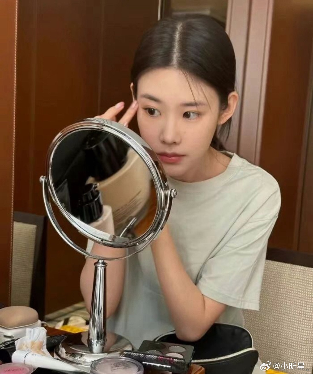 只有姜乘澜能教会我化妆对着镜子反复翻车，直到看到姜乘澜手把手教。不用复杂技巧，就