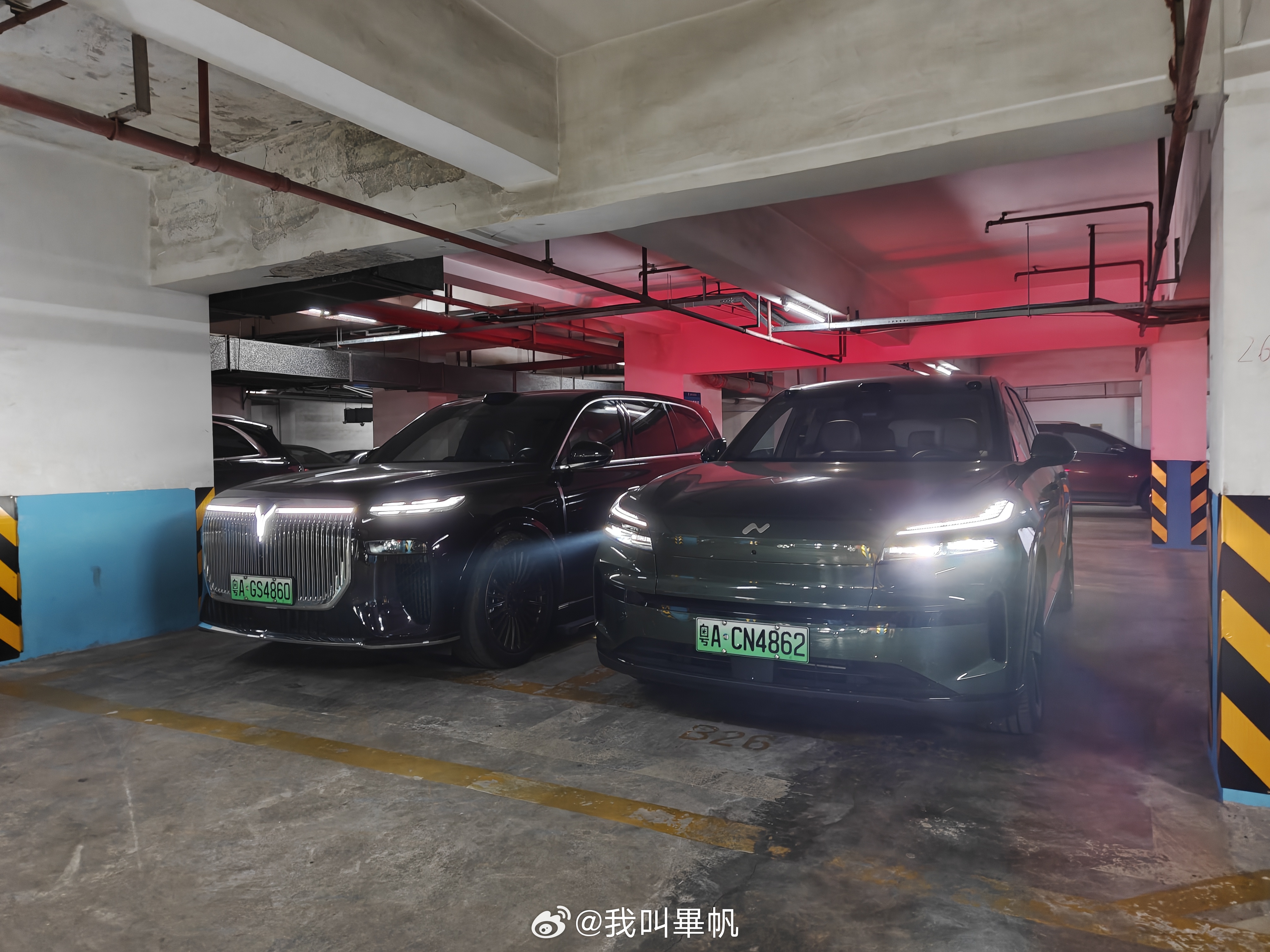 这两台486好久没同时出现两车尺寸没差多少也能证明乐道 L80的空间真的大车似生