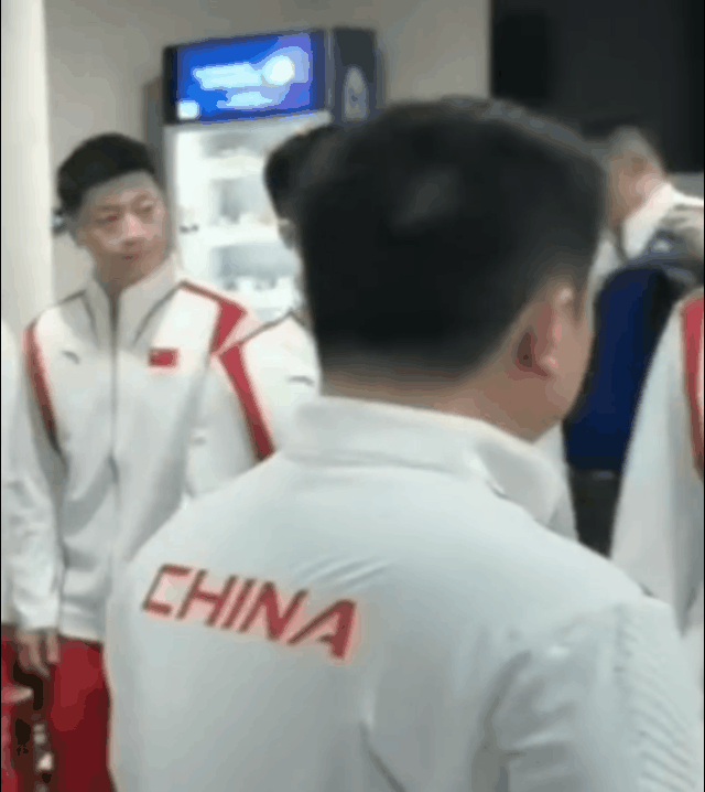 这位摄影师也是真厉害，
竟然敢扒拉小豆包，
看旁边那几位哥哥的眼神，
你没感觉他