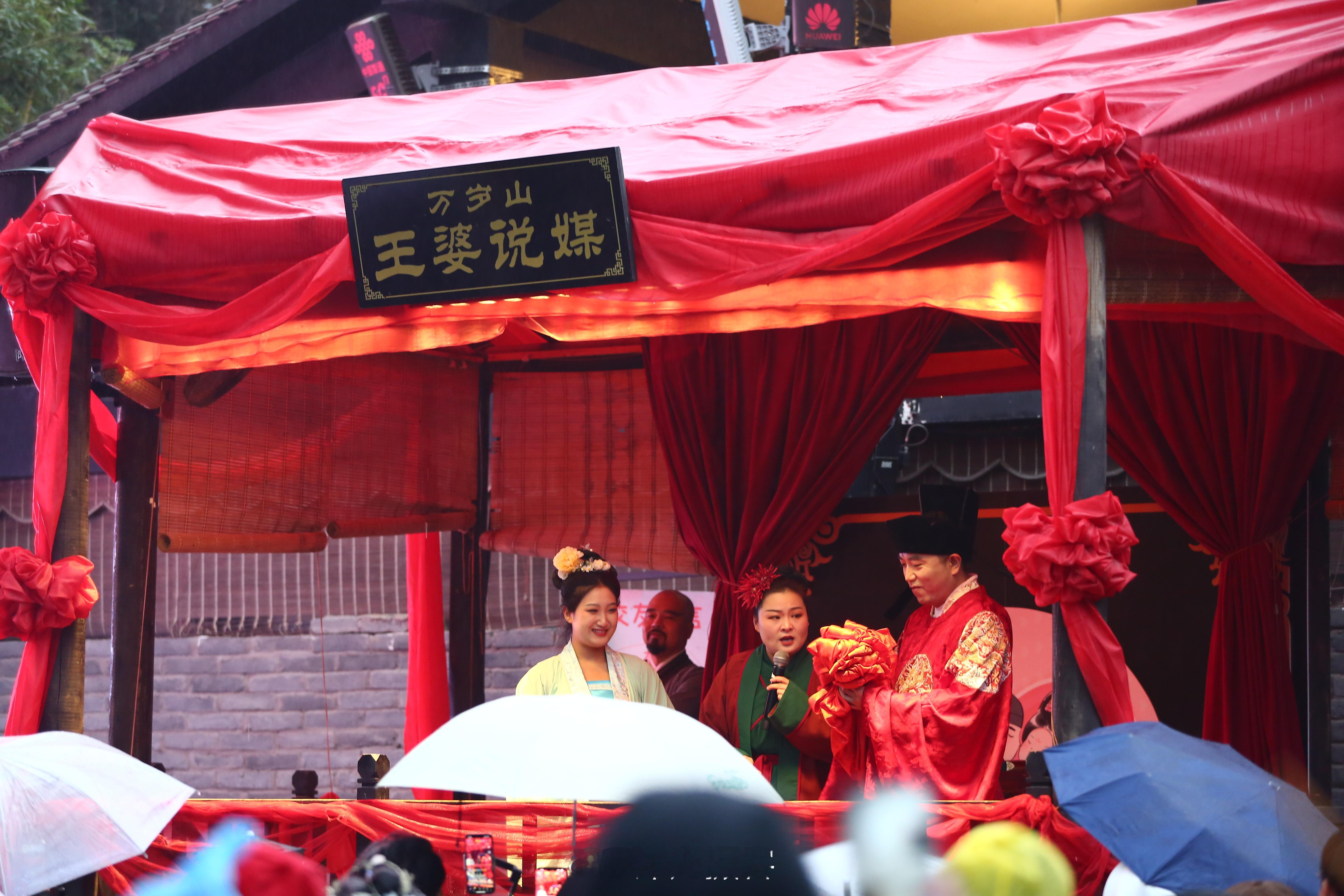 河南开封万岁山武侠城景区因为一个“开封王婆”而为国人所知，最近“王婆”扮演者赵梅