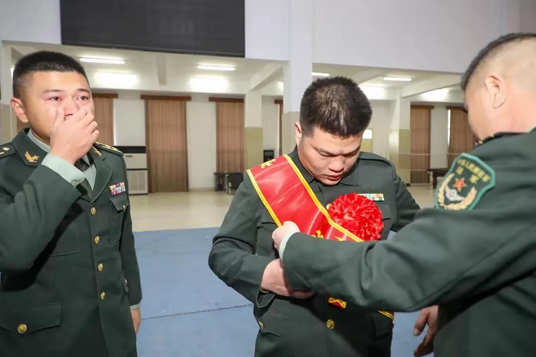 东部战区陆军冬季退役士兵向军旗告别 许下“若有战，召必回”誓言：2025年度冬季