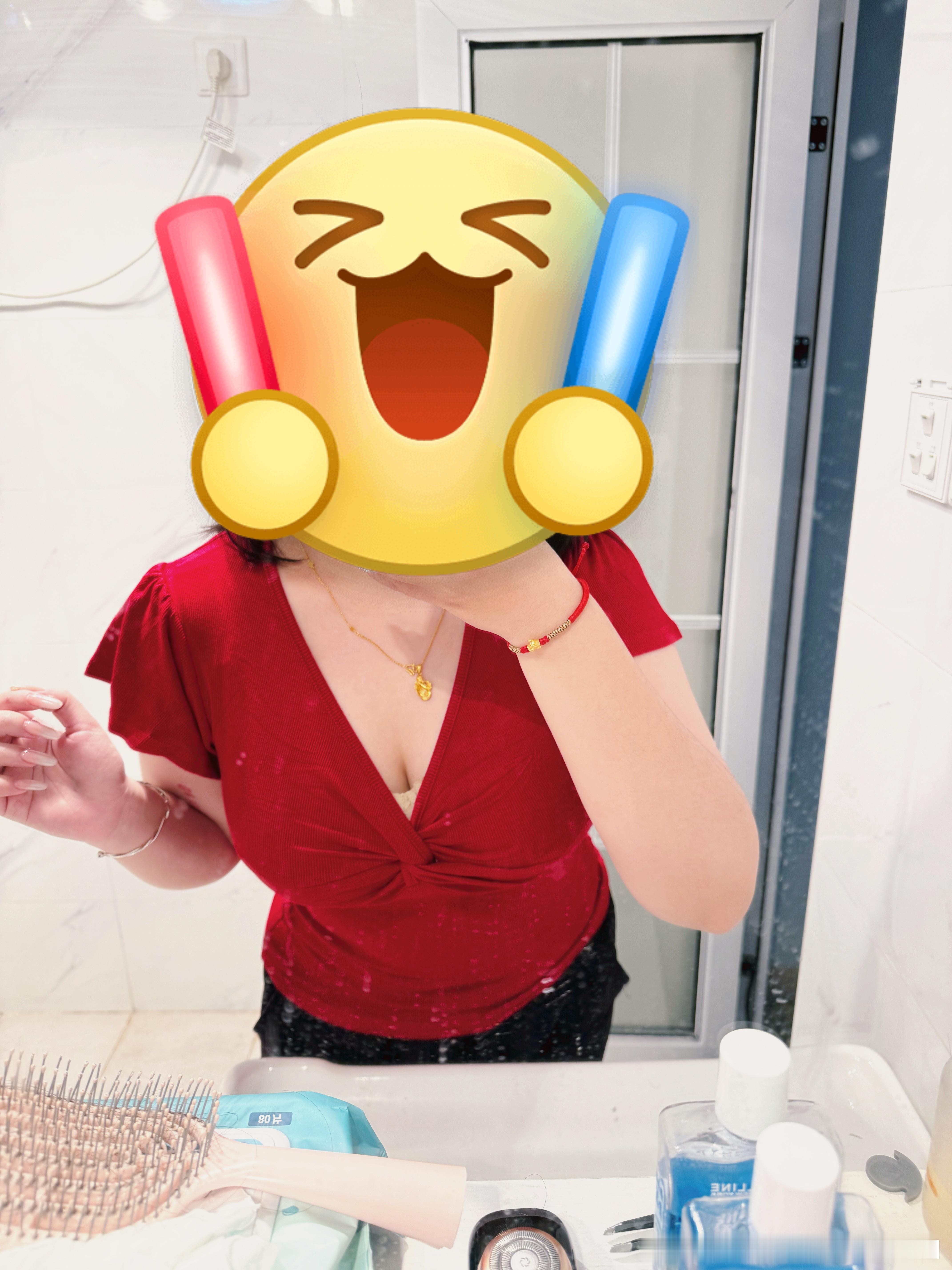 其实还有一件红色都好想穿给你看吗的真是想烧都没人看[抓狂] ​​​