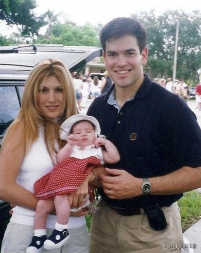 美国现任国务卿马可·卢比奥（Marco Rubio）的妻子是珍妮特·杜斯德博格·