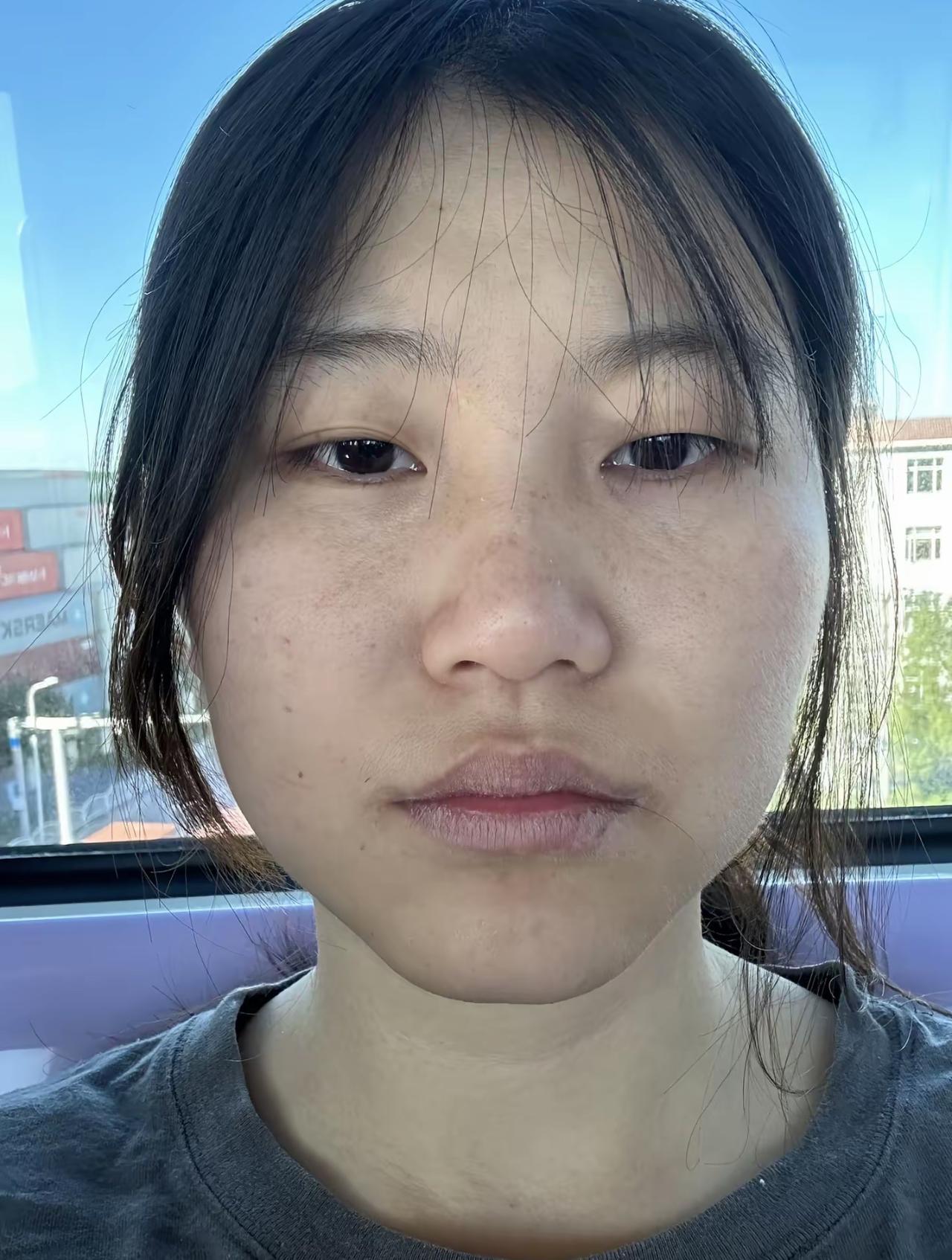 面筋哥女儿晒出过她自己的素颜自拍照，可以看到她也是个很普通的女孩。她的脸型也没有