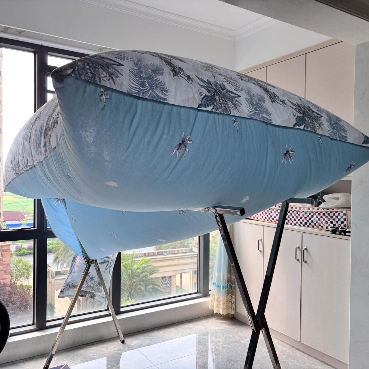 发现一个晒被子的妙招
把被套口对着窗户，风一吹，被子就鼓起来，干得很快！
案例来