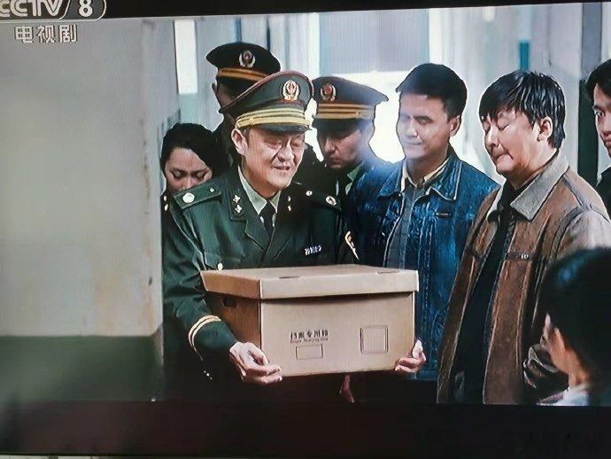 不知何时起，剧中离职者都成了标配，离开时必抱个箱子。 ​​​