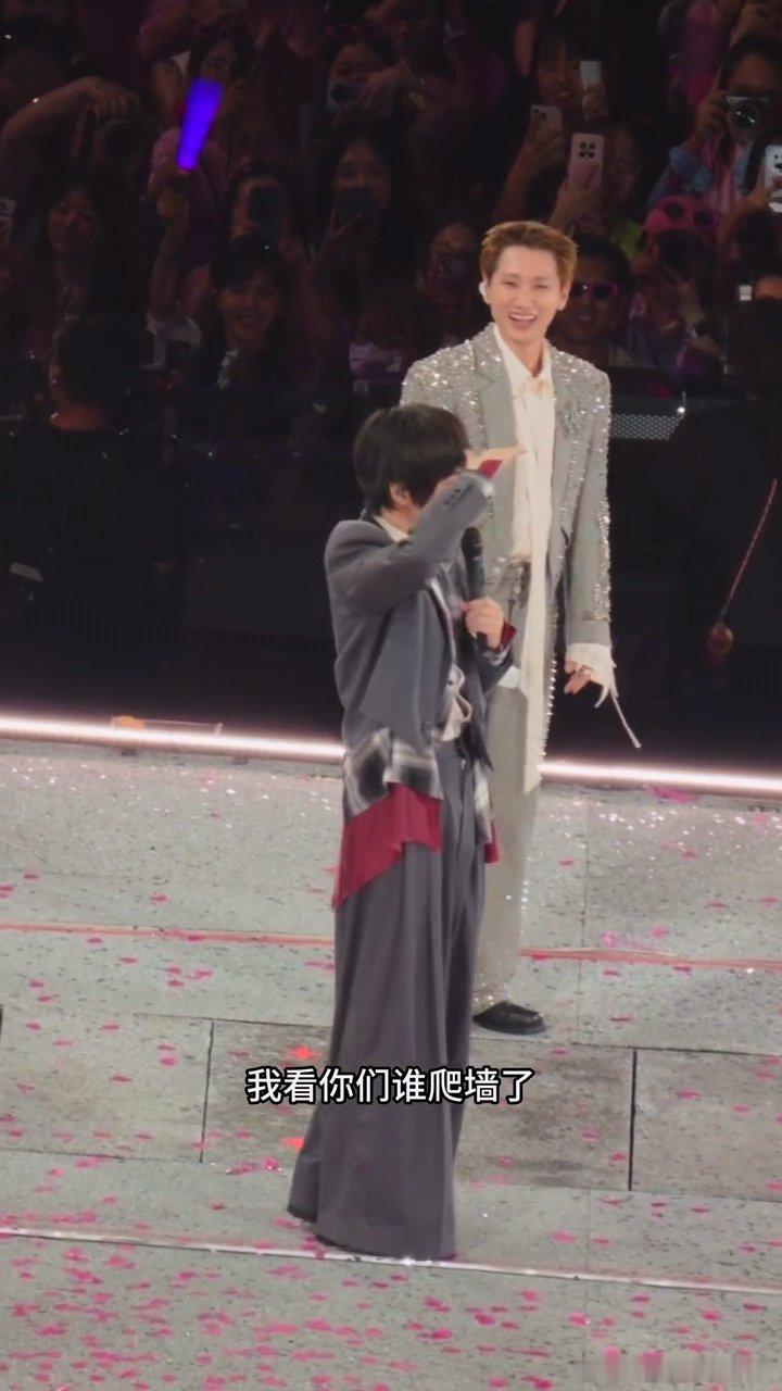 阿信抓到李现章若楠爬墙阿信抓到李现章若楠爬墙，李现还呲牙笑呢哈哈哈哈 