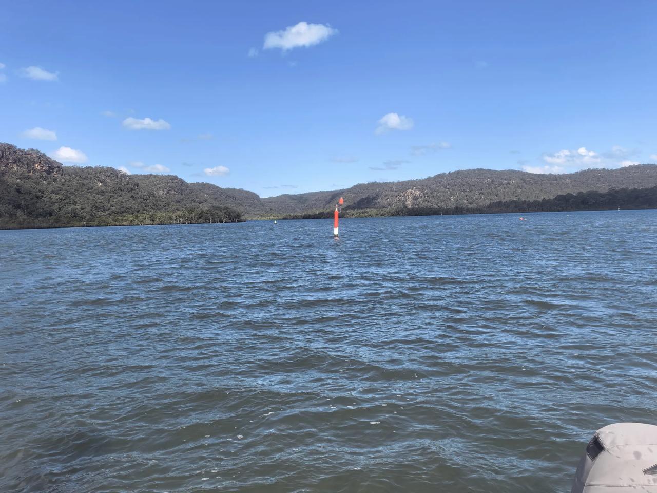 今天到离悉尼一百多公里外的一个偏僻的海湾去海钓，澳洲海钓不是随便钓鱼的，是要办证