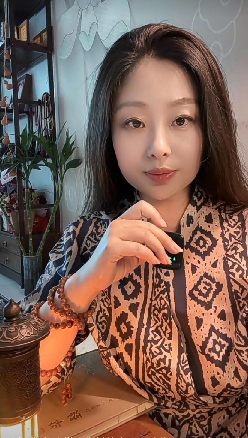 玉人持扇坐，古韵入画来。