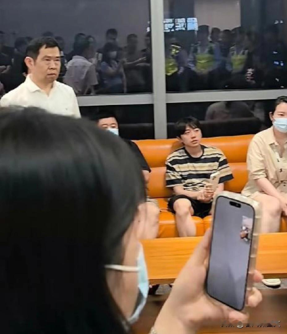 【老板在员工讨薪次日自杀身亡 家属索赔被驳回】  

李某曾经营企业，拖欠员工况