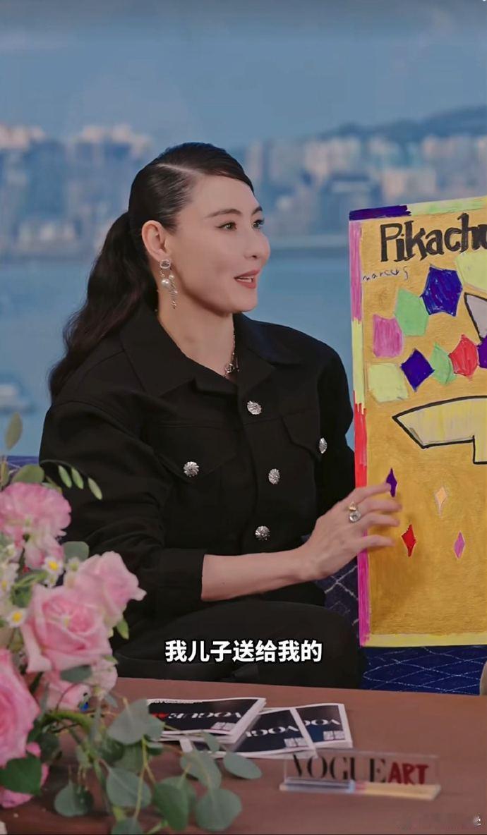 张柏芝在艺术对谈展示儿子送的画作，虽笔触稚嫩，却满含母爱与骄傲。做她的孩子，定是