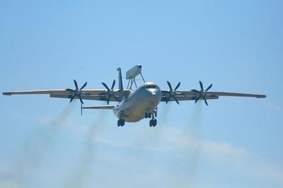 为什么在空战时不先打掉对方的预警机？
 
这事儿就像你去拆一个复杂的机械装置，明