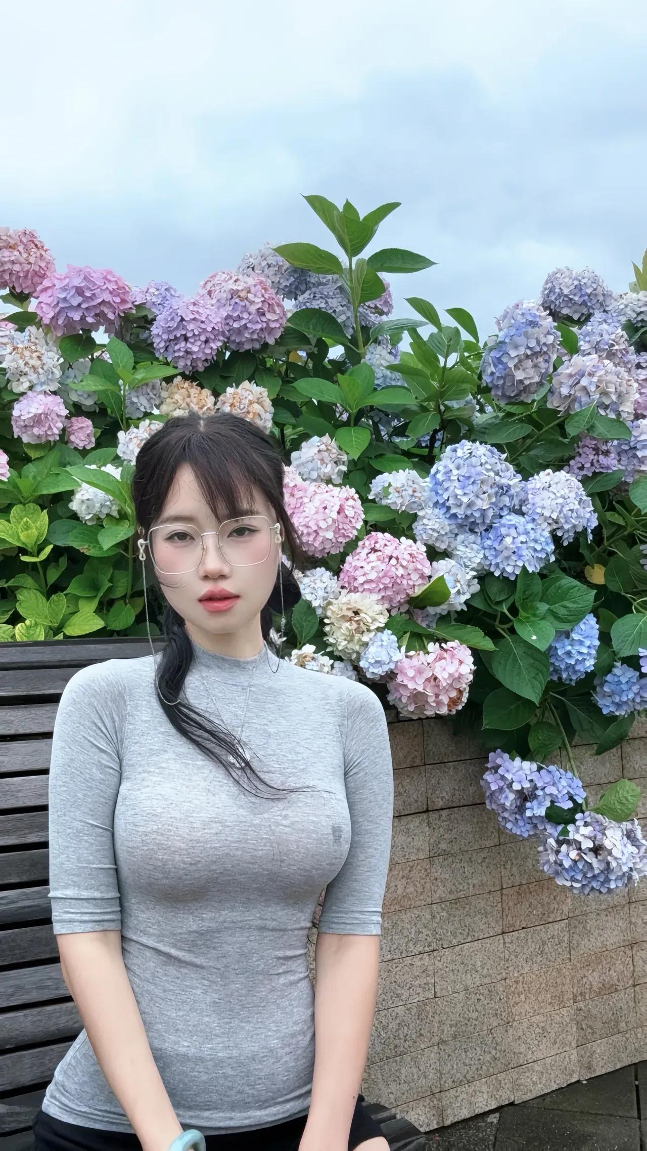 少女心满满，花海中的甜美自拍穿着很性感的漂亮女人是什么心态 有小肚腩，如何把衣服