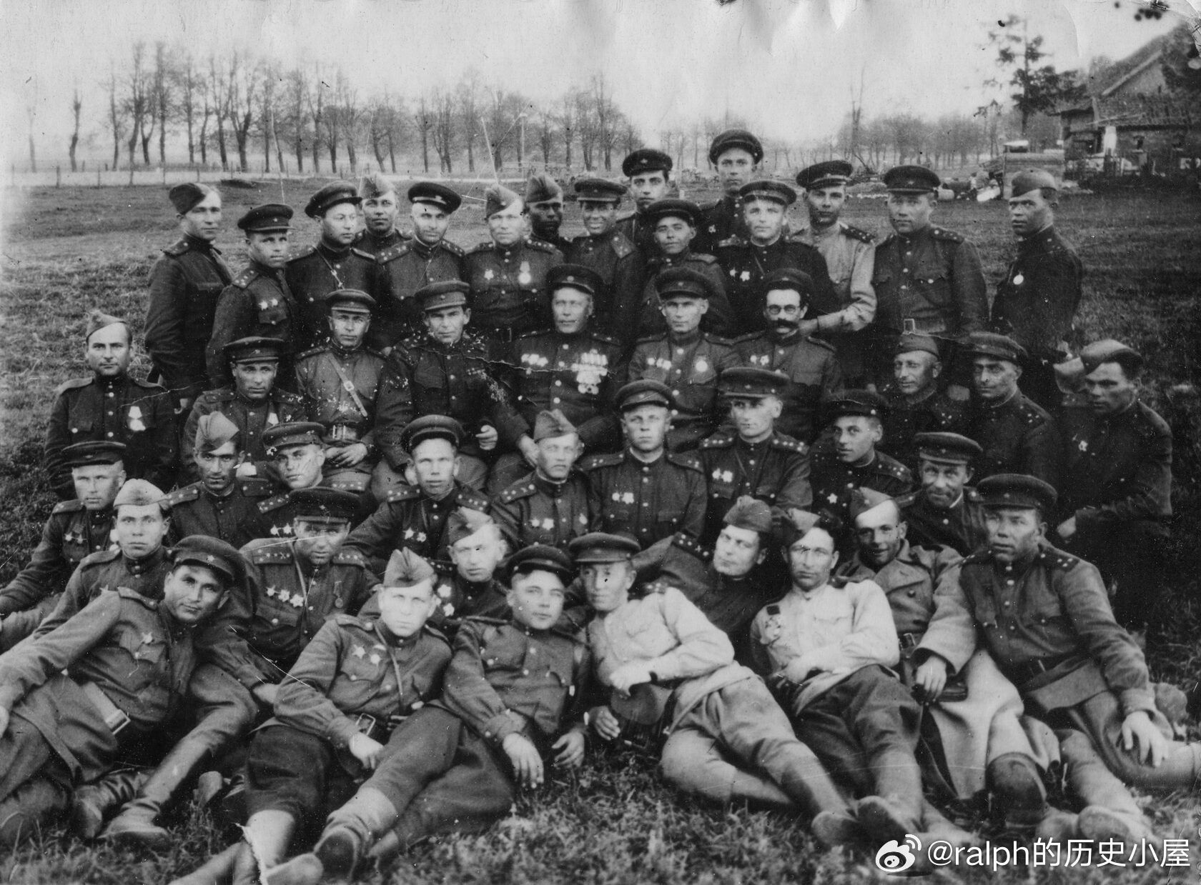 1945年5月10日苏军步兵第307师军官在Manta集体照。照片中央就坐者是师