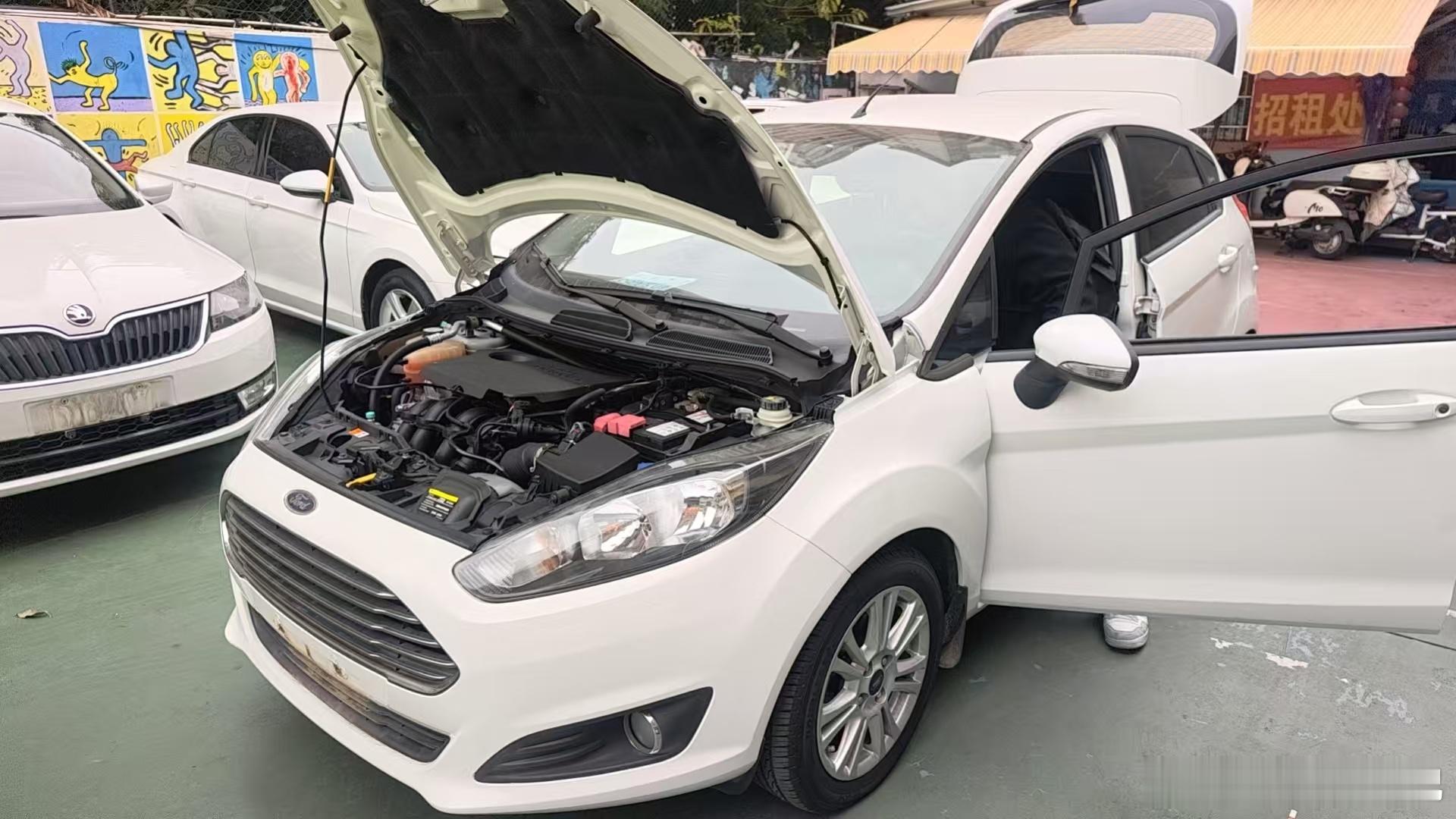 02年一米八两百斤的大兄弟来看小嘉年华前排调好后排腿部空间为0了 