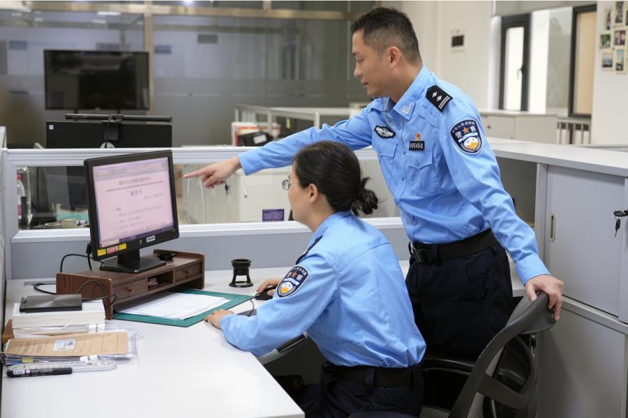 伏案辨字迹，纸页寻真相，文检民警梁勇拿下全国第一
 
梁勇是重庆市公安局刑侦总队