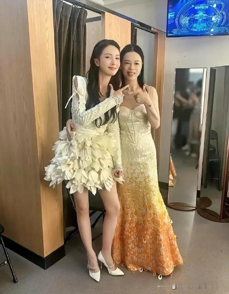 黄妈、金晨笑语盈盈，红唇轻启笑如花