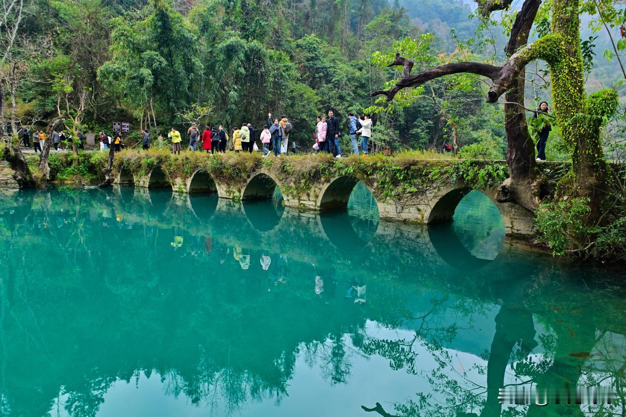  
我踏着青石板路，循着水声前行。远处，七孔桥横卧水上，桥洞倒映在碧波中，宛如一