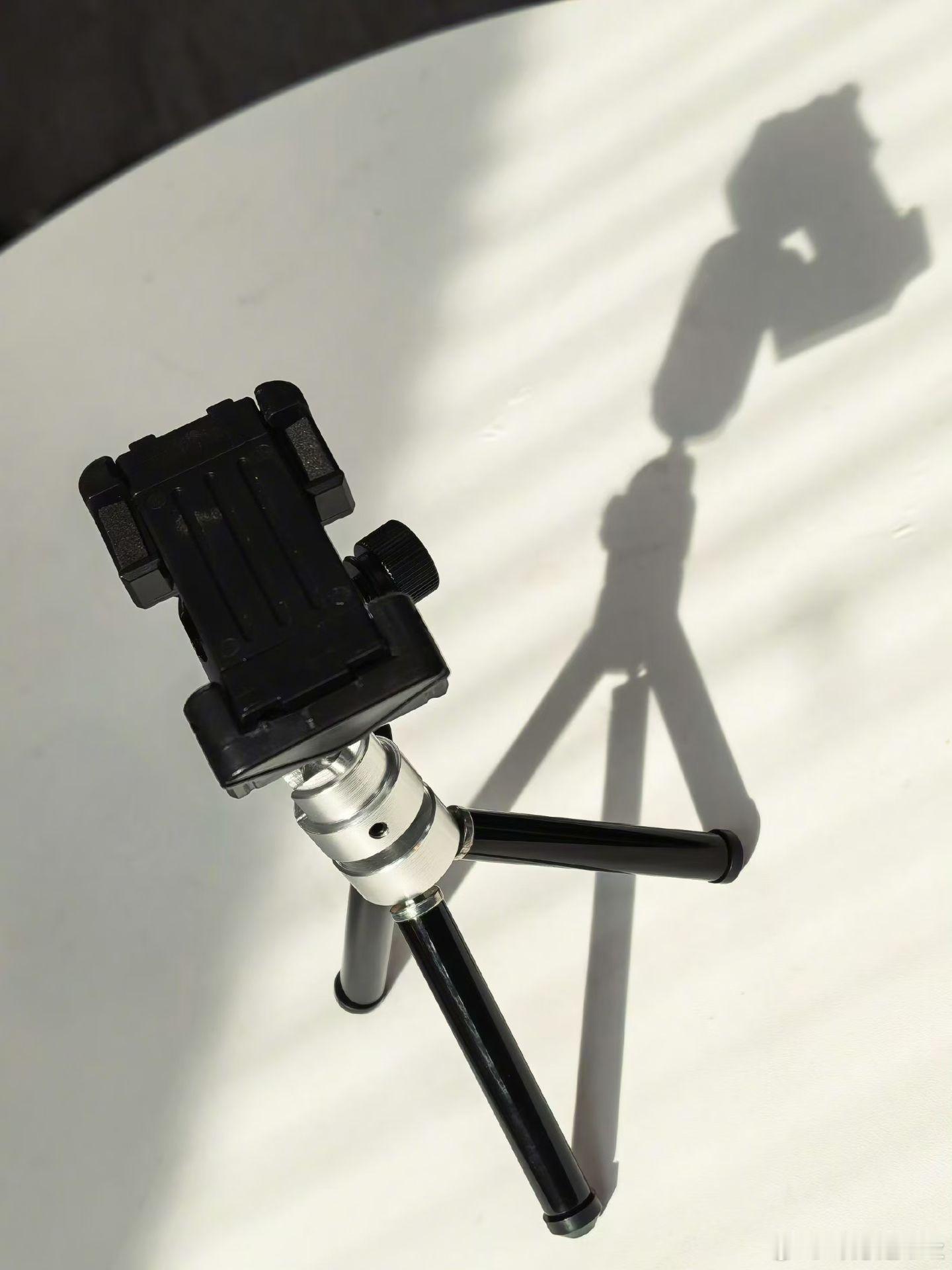 iQOO15 Ultra 的便携直播工具箱邀请函挺有想法的，今晚7点发布会一整个