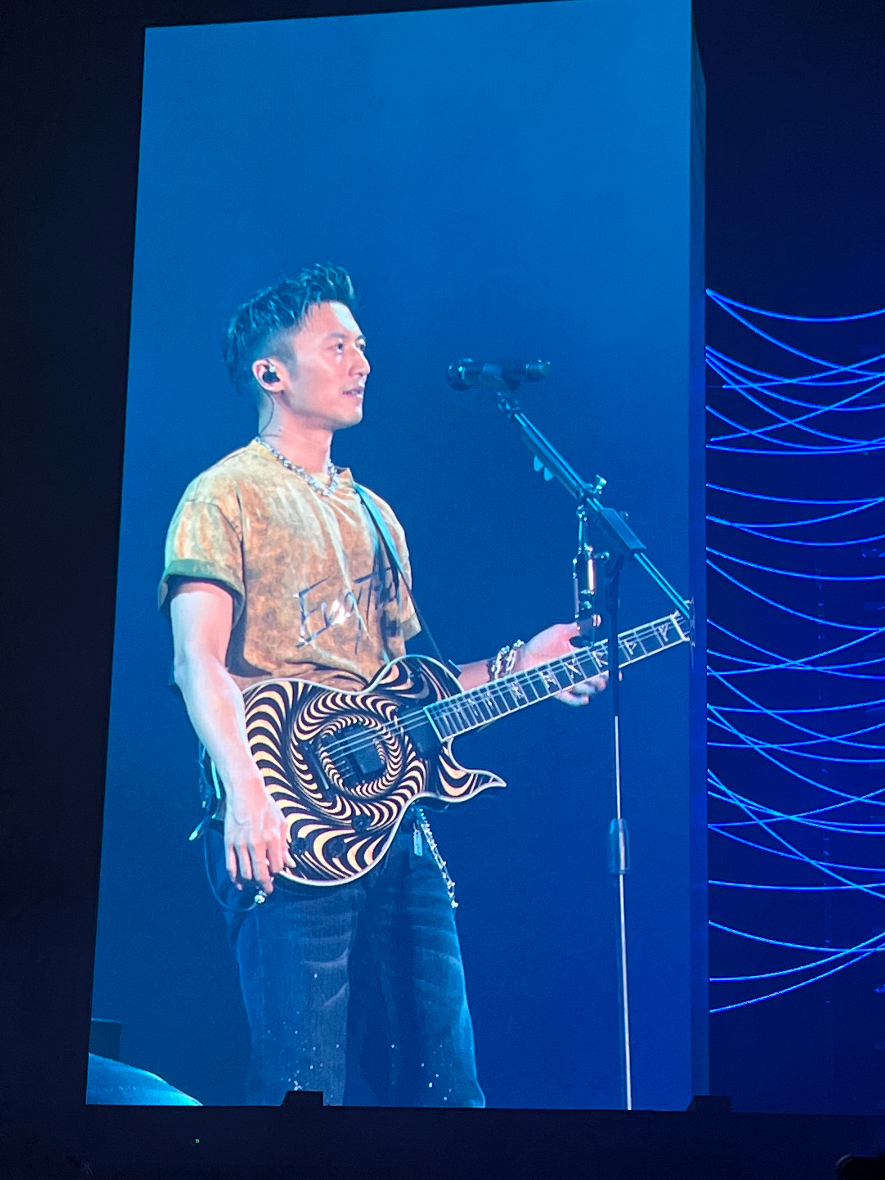 谢霆锋情到深处的3秒对视谢霆锋的演唱会值得关注！在今晚广州有网友和谢霆锋深情对视